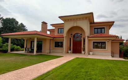 Vista exterior de Casa o xalet en venda en Santa Marta de Tormes amb Terrassa i Balcó