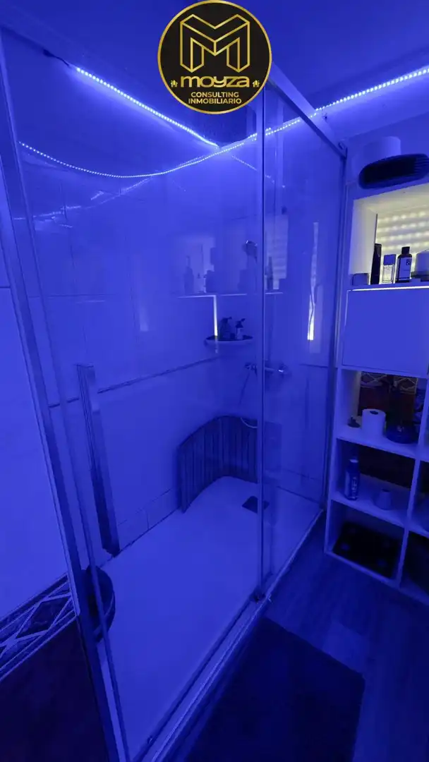 Bathroom of Flat for rent in Jaén  with Air Conditioner, Heating and Balcony