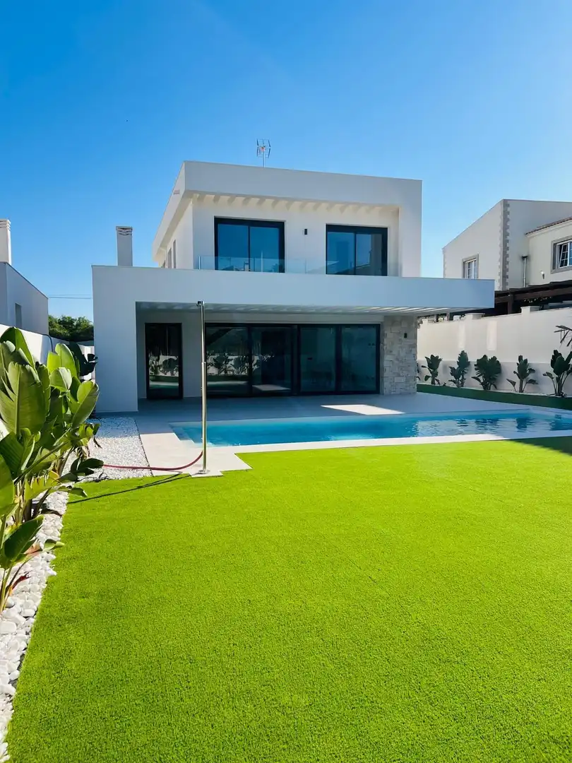 Piscina de Casa o xalet en venda en Torrevieja amb Aire condicionat, Calefacció i Jardí privat