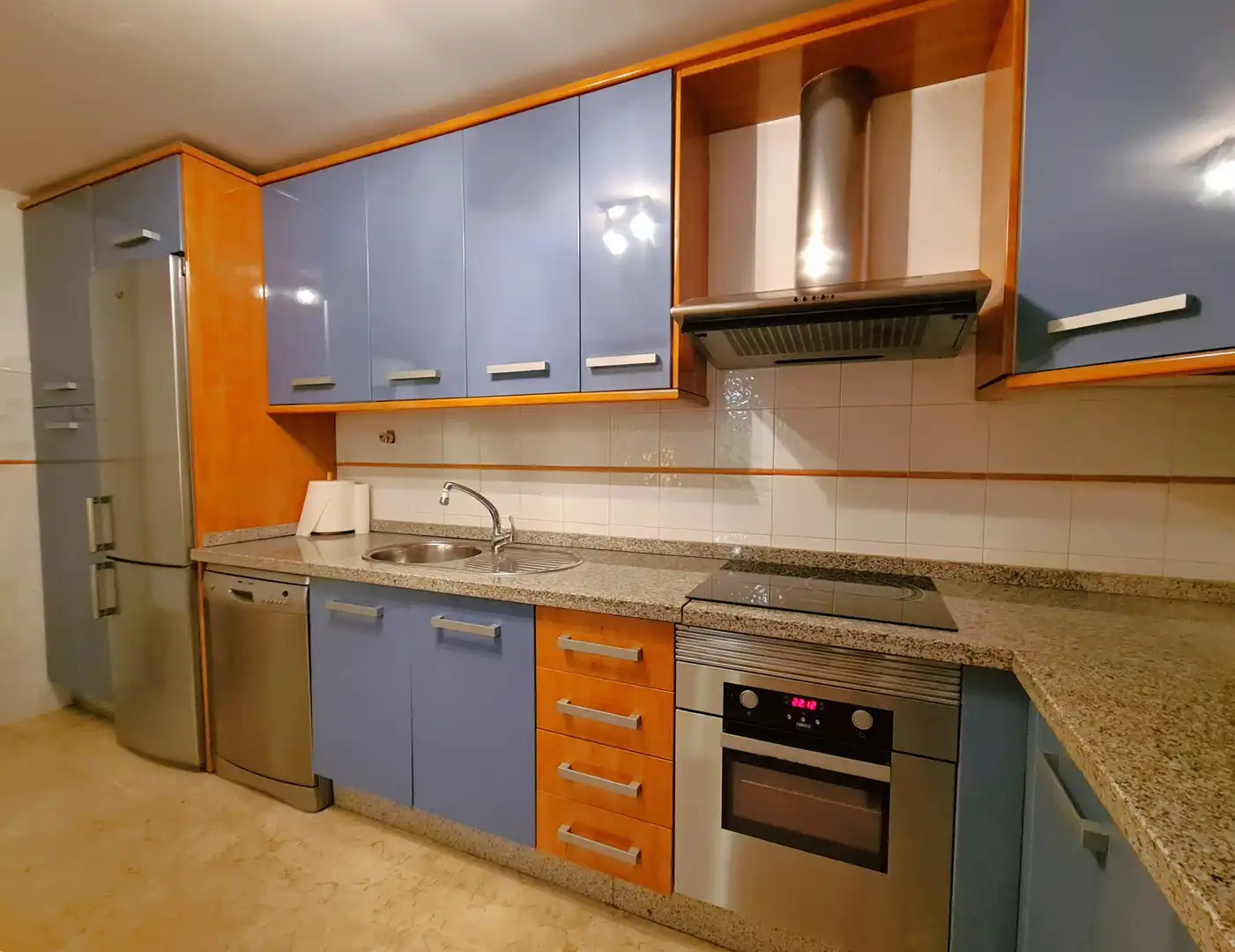 Cuina de Apartament en venda en Sotogrande amb Jardí privat, Terrassa i Moblat