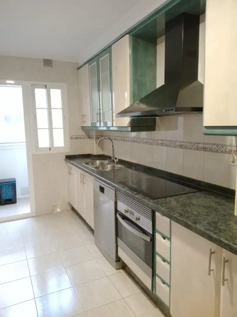 Cuina de Pis de lloguer en Motril amb Aire condicionat, Moblat i Balcó