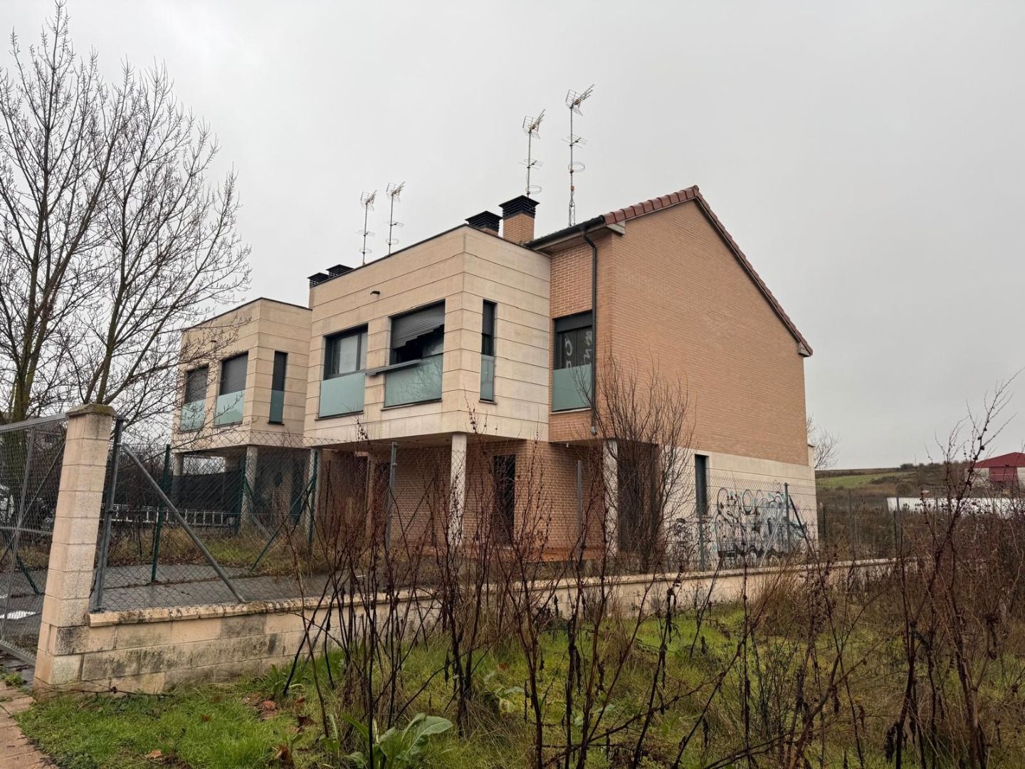 Vista exterior de Casa adosada en venta en Burgos Capital