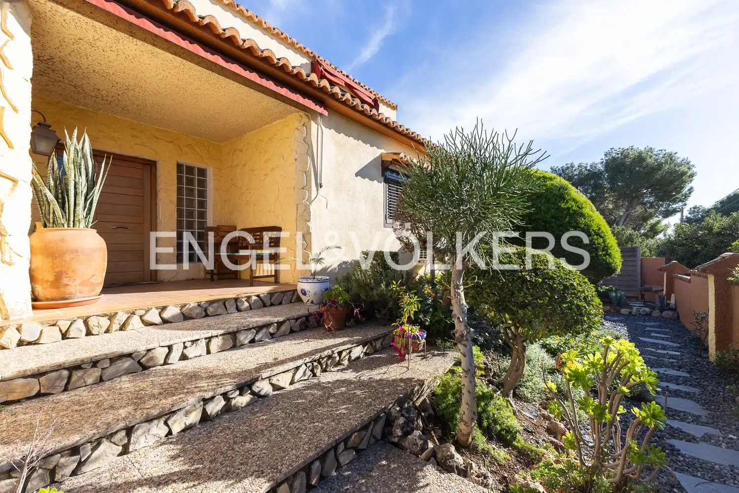 Vista exterior de Casa o xalet en venda en Riba-roja de Túria amb Aire condicionat, Calefacció i Jardí privat