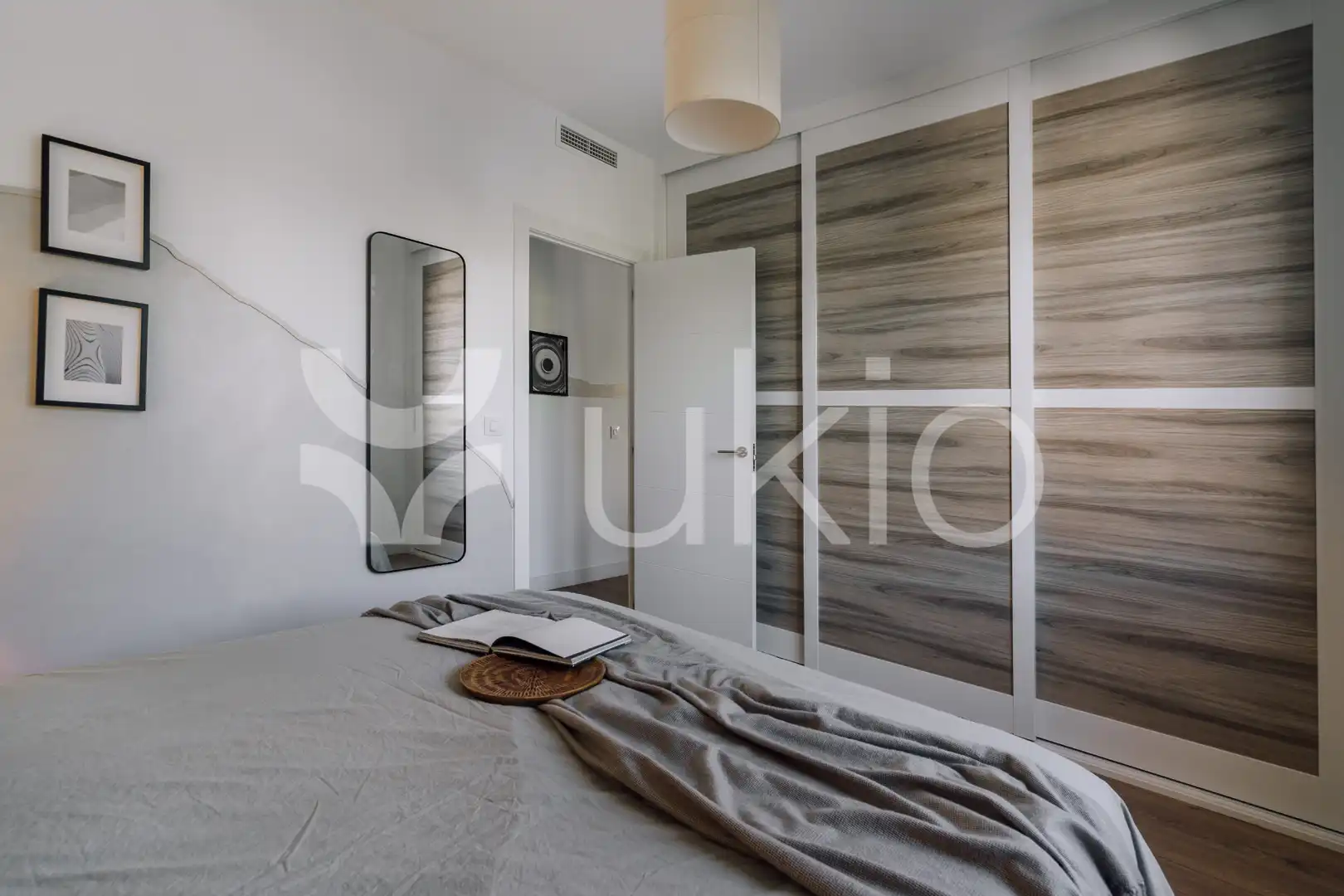 Dormitori de Apartament de lloguer en Madrid amb Aire condicionat, Calefacció i Moblat