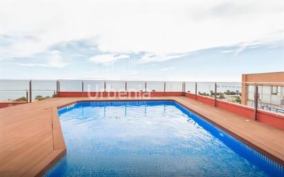 Swimming pool of Single-family semi-detached for sale in Badalona  with Air Conditioner, Heating and Terrace