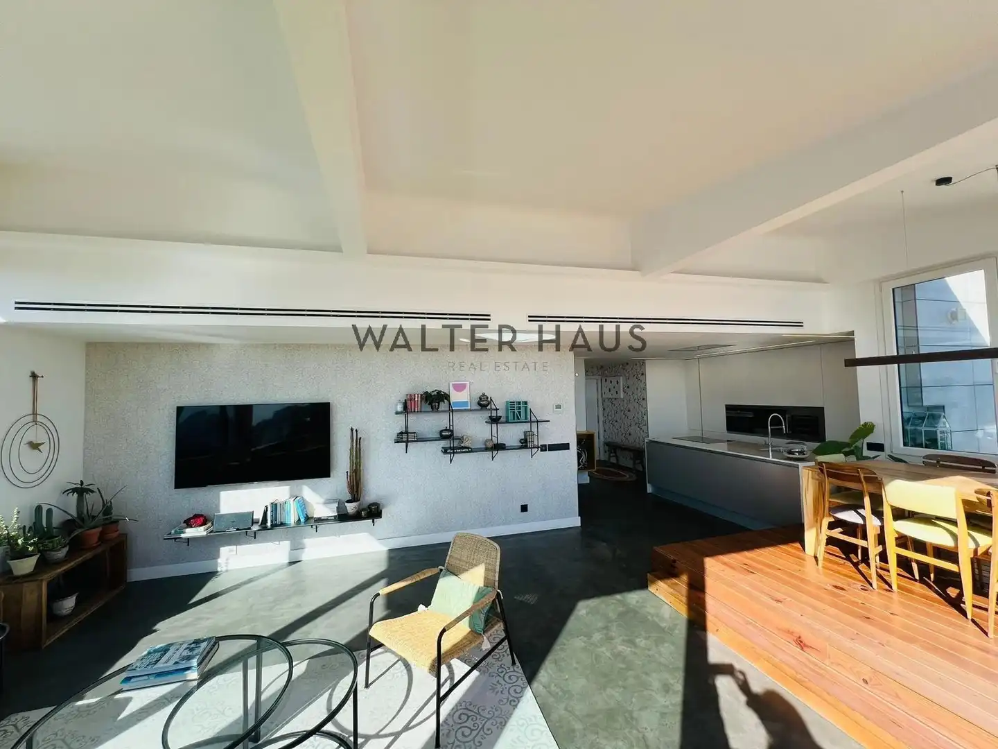 Living room of Flat for sale in Madrid  with Air Conditioner, Heating and Storage room