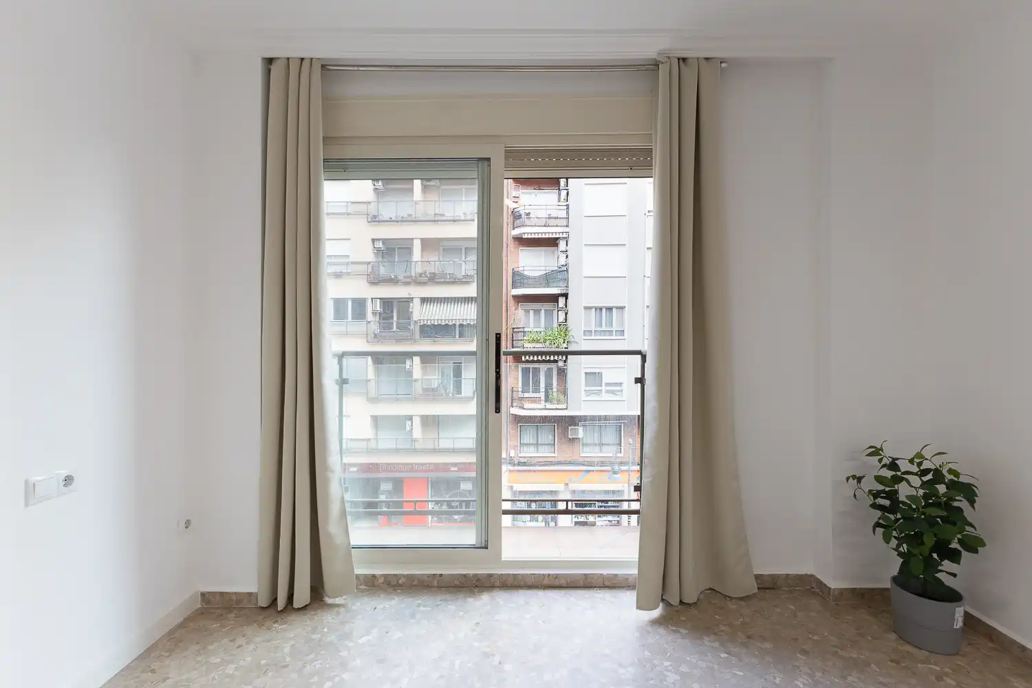 Schlafzimmer von Wohnung zur Miete in Valencia mit Klimaanlage, Heizung und Balkon