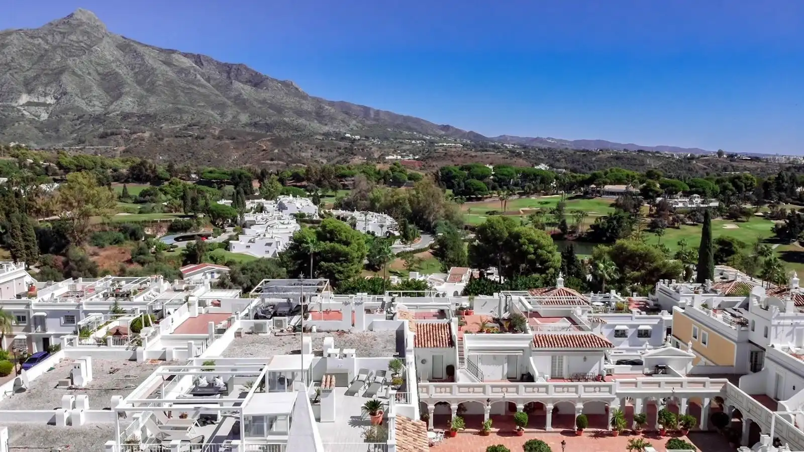 Vista exterior de Ático en venta en Marbella con Aire acondicionado, Amueblado y Piscina comunitaria