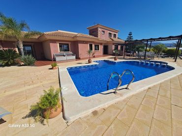 Casa amb piscina en venda a Carretera Garrobillo