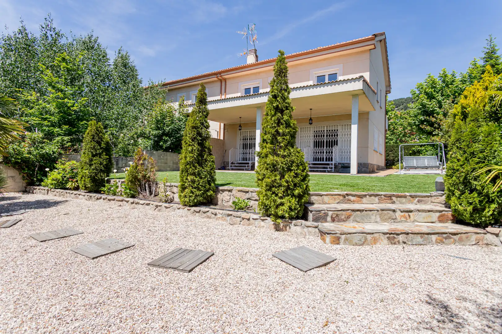 Garten von Einfamilien-Reihenhaus zum Verkauf in Moralzarzal mit Heizung, Möbliert und Ofen