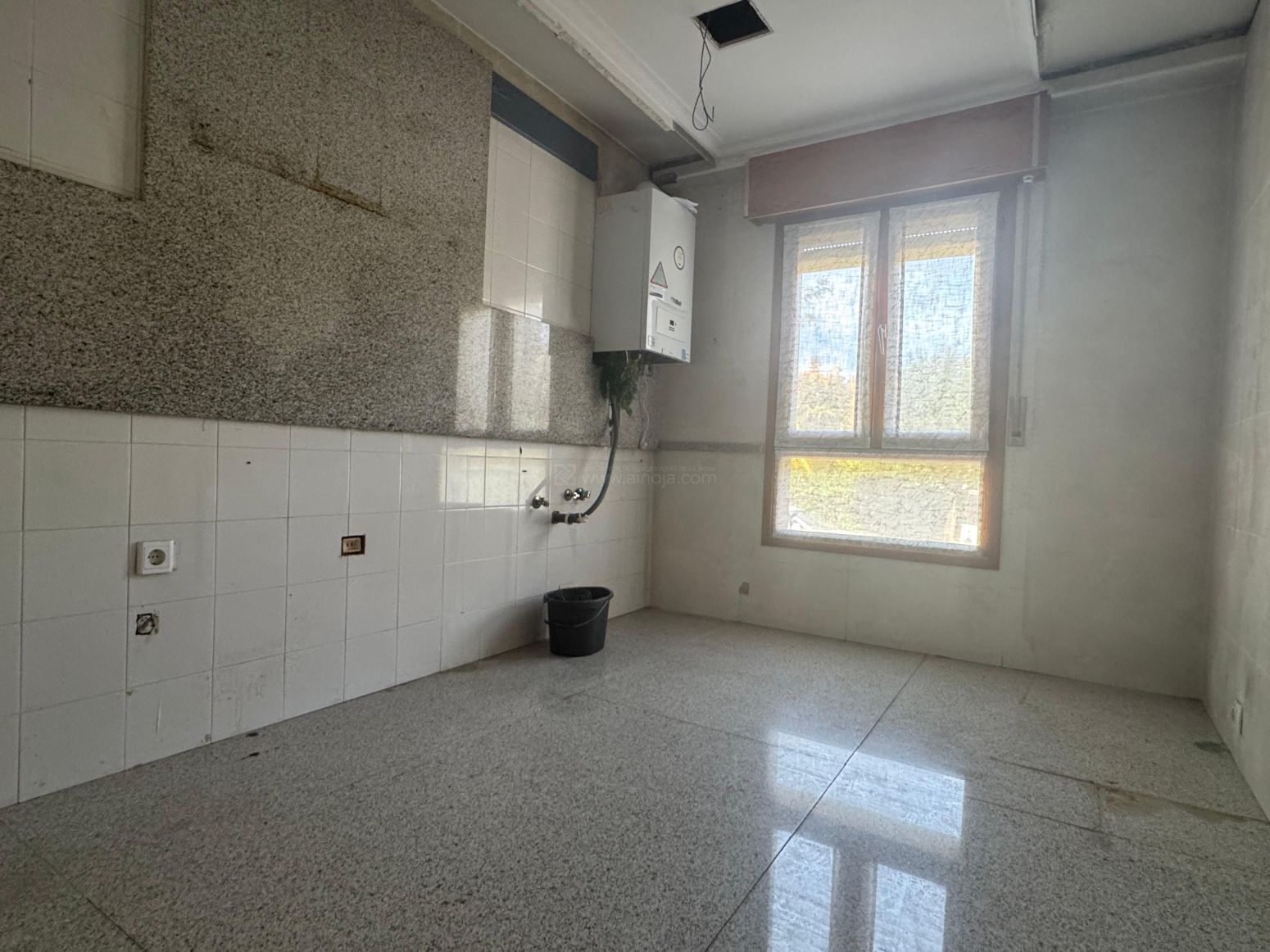 Cuina de Casa o xalet en venda en Lardero amb Calefacció, Parquet i Piscina