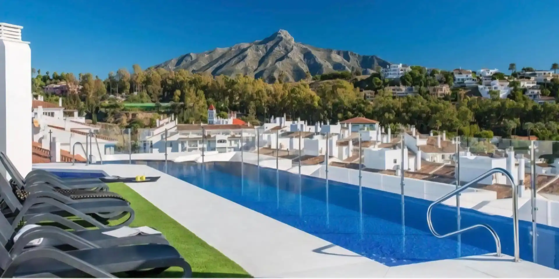 Vista exterior de Piso en venta en Marbella con Terraza, Amueblado y Piscina comunitaria