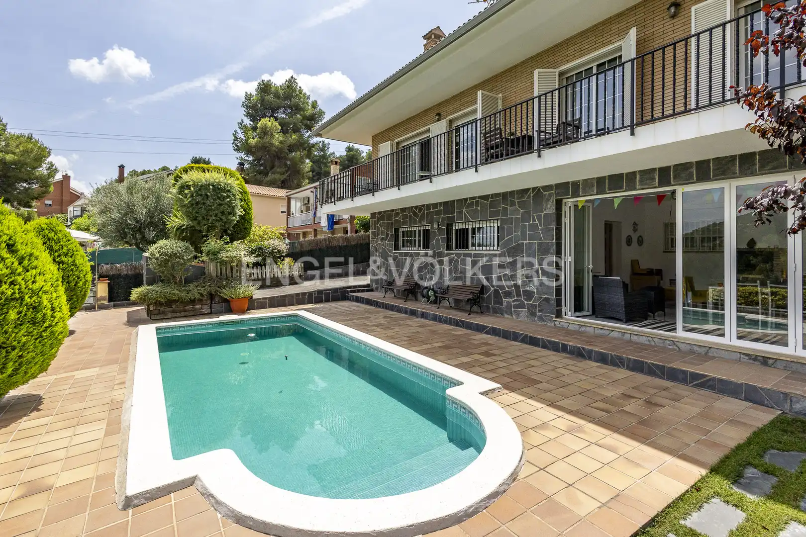 Vista exterior de Casa o xalet en venda en Vallirana amb Calefacció, Jardí privat i Terrassa