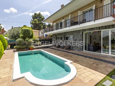 Casa con balcón en venta en Vallirana