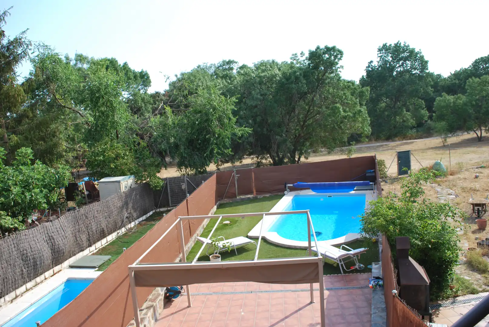 Schwimmbecken von Einfamilien-Reihenhaus zum Verkauf in Valdemorillo mit Privatgarten, Terrasse und Abstellraum