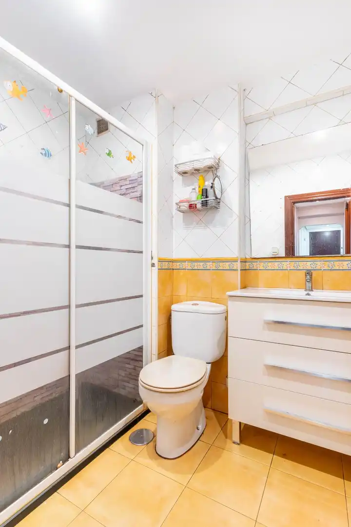 Baño de Piso en venta en Gijón  con Calefacción, Terraza y Amueblado