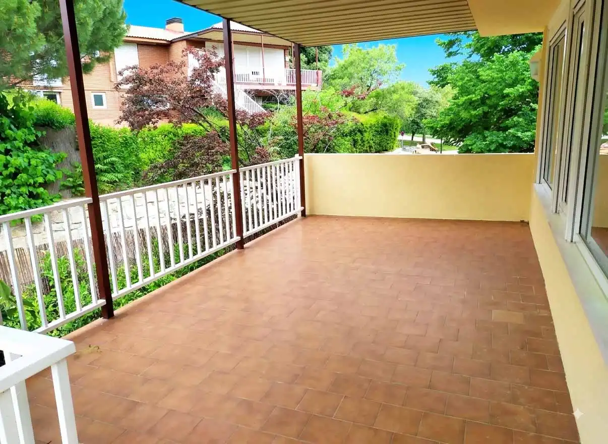Terrassa de Casa adosada de lloguer en La Moraleja amb Calefacció, Jardí privat i Terrassa