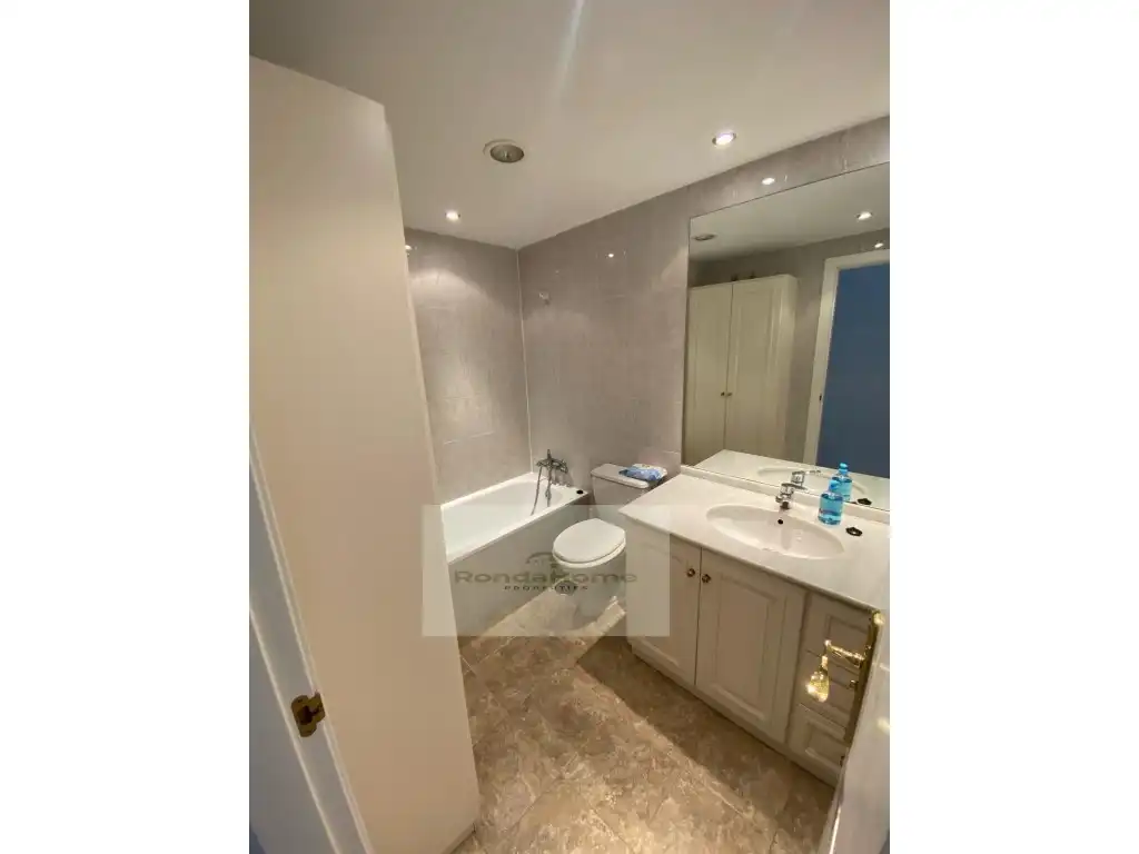 Baño de Piso de alquiler en Marbella con Terraza y Piscina