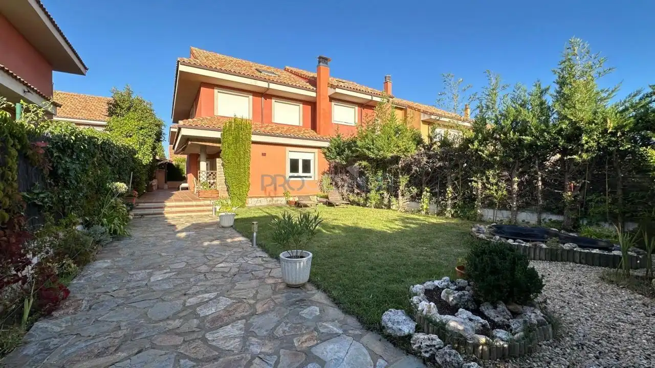 Reihenhaus mit Pool zum Verkauf in Rengalengo