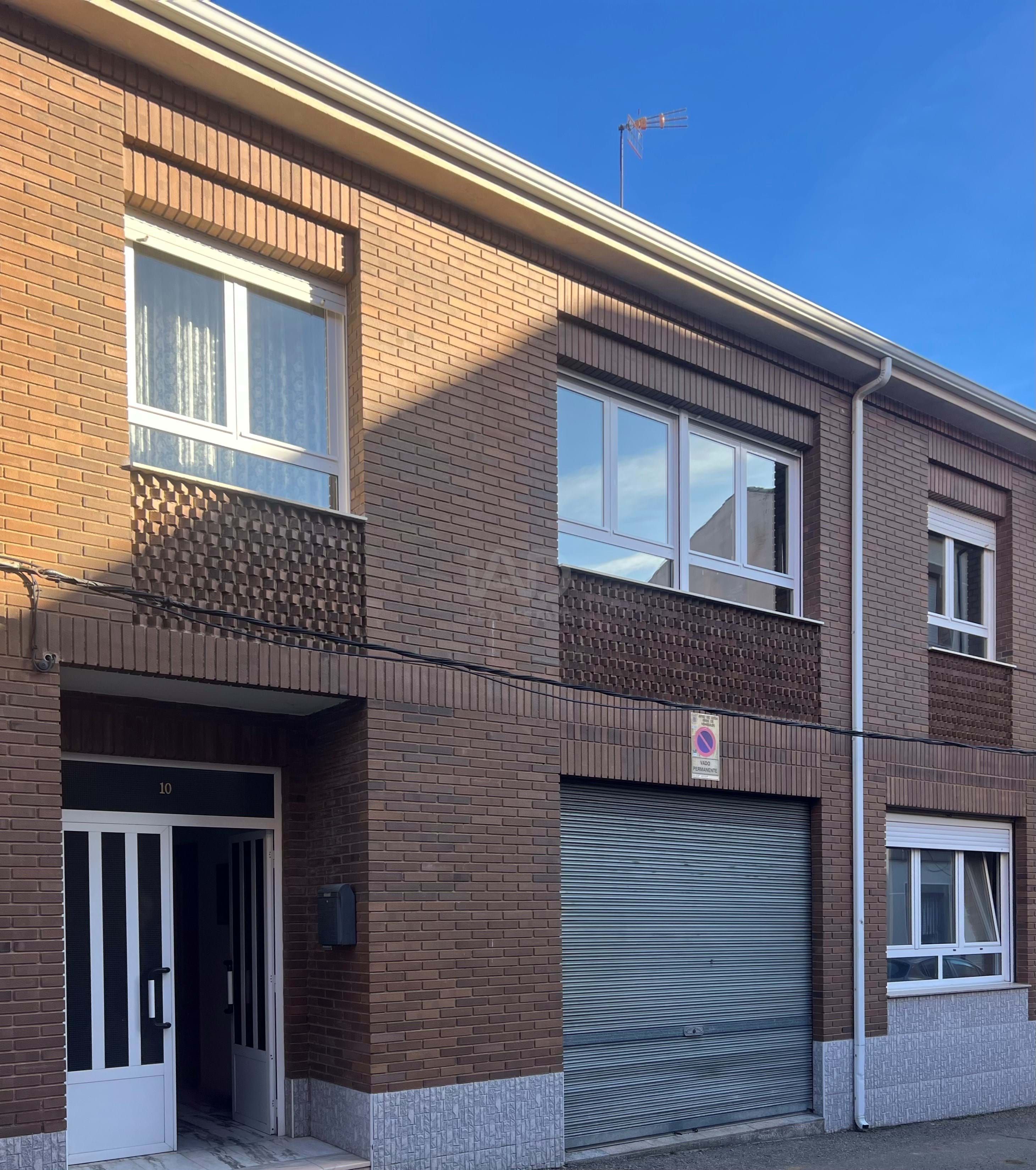 Vista exterior de Casa o xalet en venda en León Capital  amb Calefacció i Terrassa