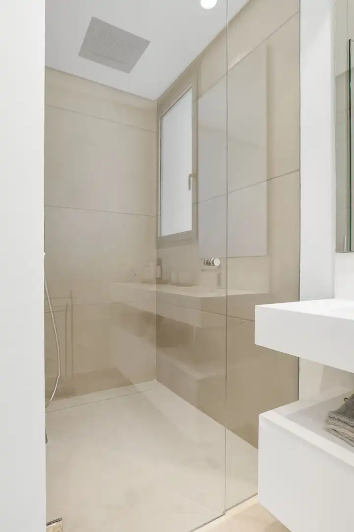 Badezimmer von Dachboden zum Verkauf in Benahavís mit Klimaanlage, Terrasse und Möbliert