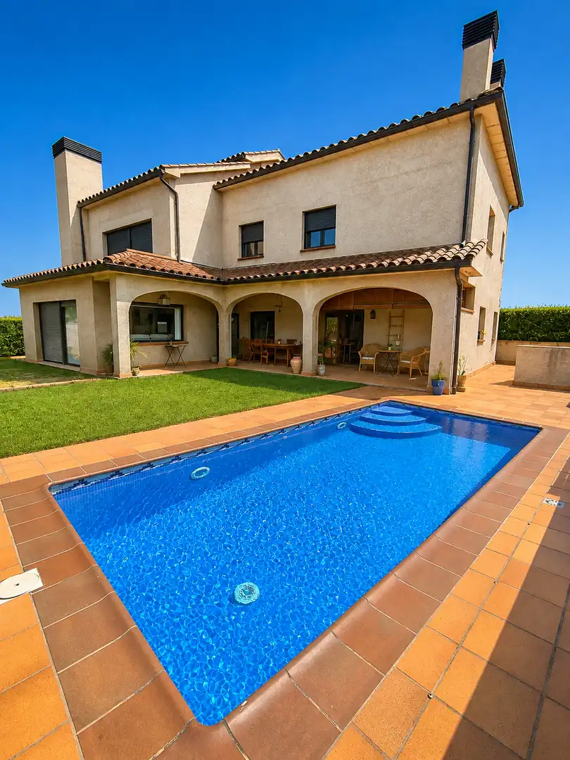 Chalet con piscina en venta en NARCIS MONTURIOL, imagen 2
