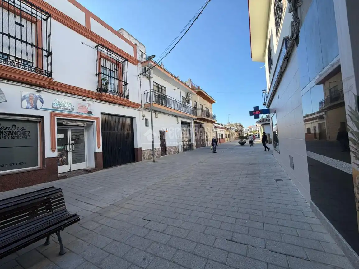 Vista exterior de Casa adosada en venda en La Rinconada amb Terrassa