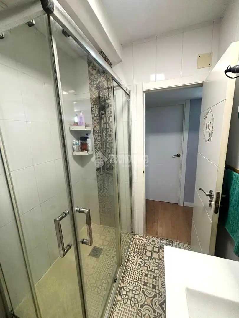 Bathroom of Flat for sale in Parla  with Air Conditioner, Terrace and Furnished