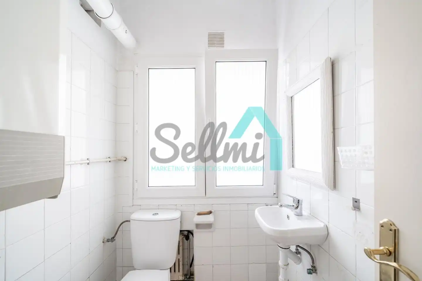 Bathroom of Flat for share in Este