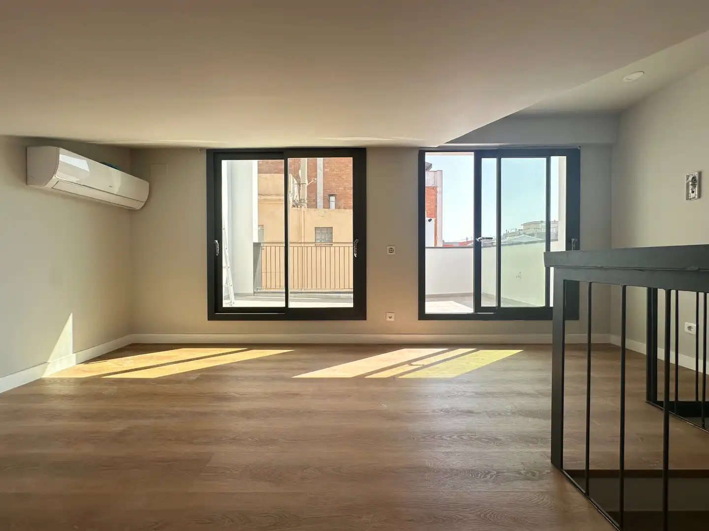 Sala d'estar de Casa o xalet en venda en Badalona amb Aire condicionat, Calefacció i Terrassa