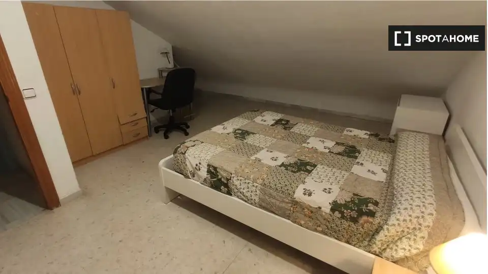Dormitori de Pis de lloguer en Granada amb Aire condicionat, Calefacció i Moblat