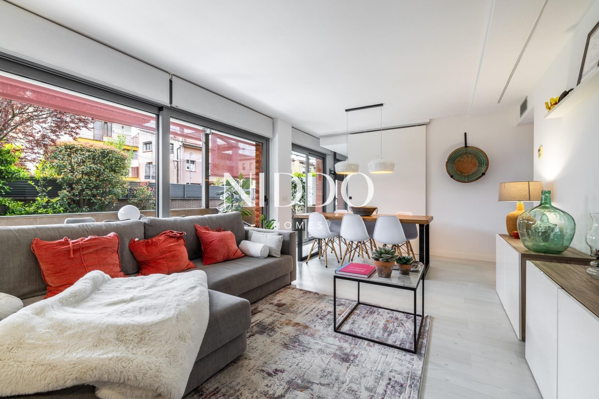Sala d'estar de Planta baixa en venda en Sant Cugat del Vallès amb Aire condicionat, Calefacció i Jardí privat