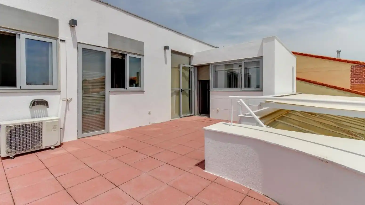 Terrasse von Haus oder Chalet zum Verkauf in Villamayor mit Klimaanlage, Heizung und Privatgarten