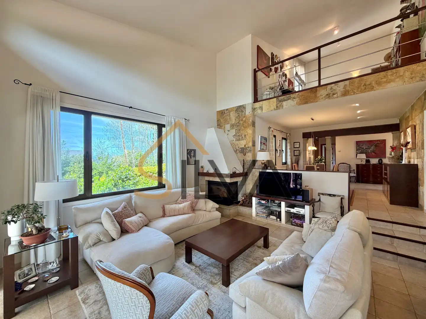 Sala de estar de Casa o chalet en venta en Oleiros con Calefacción, Jardín privado y Terraza