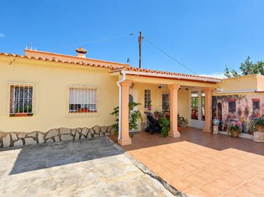 Xalet amb piscina en venda a Benicolada - Las Adelfas
