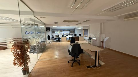 En el corazón del vibrante centro de Logroño, presentamos una exclusiva oportunidad de adquirir una amplia oficina que destaca por