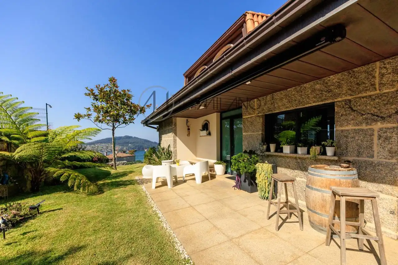 Terraza de Casa o chalet en venta en Nigrán con Calefacción, Jardín privado y Parquet