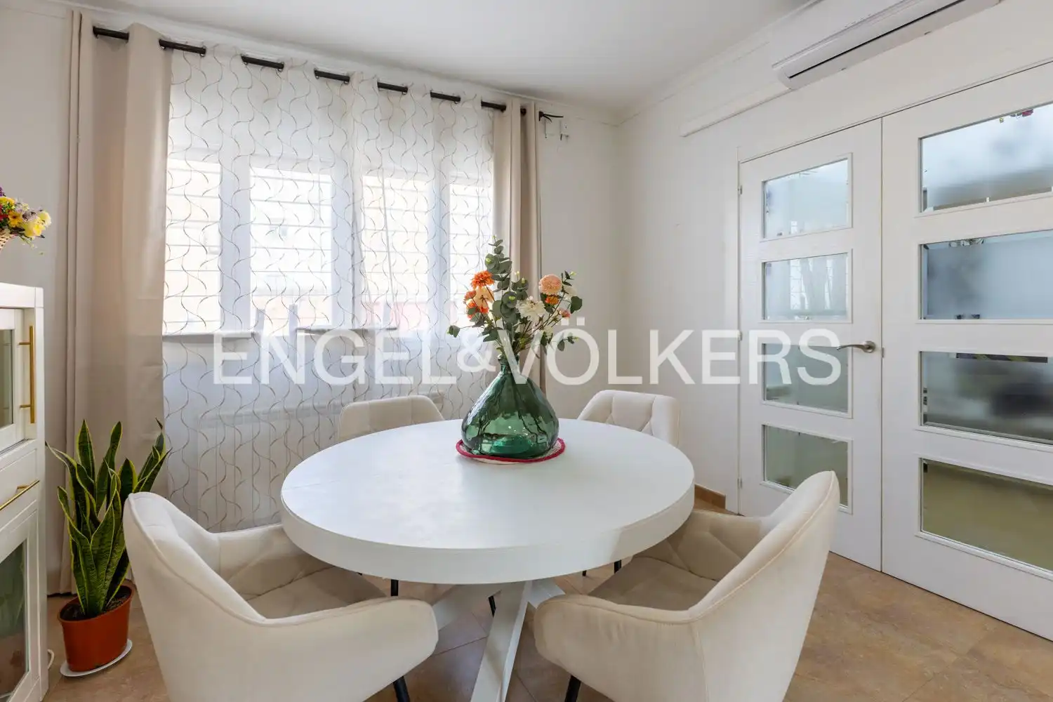 Dining room of Houses for sale in Requena  with Air Conditioner, Heating and Storage room