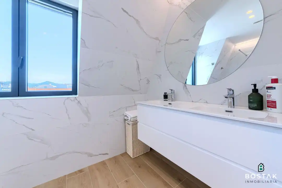 Baño de Ático de alquiler en Bilbao  con Calefacción, Terraza y Balcón