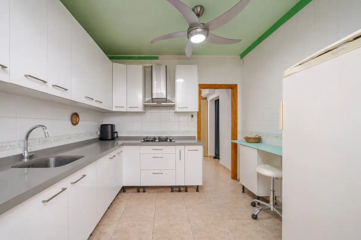 Cocina de Casa adosada en venta en Torrevieja con Aire acondicionado, Calefacción y Jardín privado