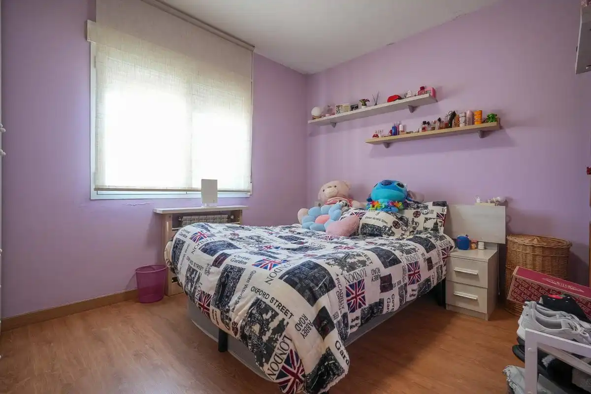 Habitación de Casa adosada en venta en Pioz con Aire acondicionado, Calefacción y Jardín privado