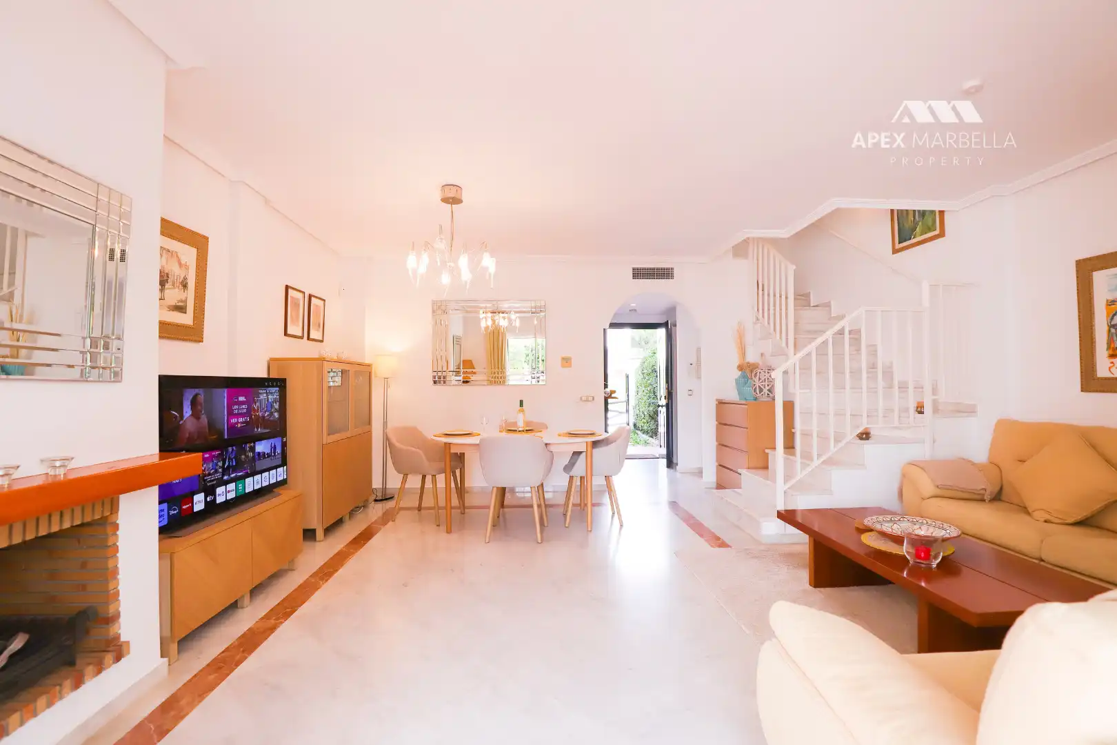 Esszimmer von Einfamilien-Reihenhaus zum Verkauf in Marbella mit Klimaanlage, Privatgarten und Terrasse
