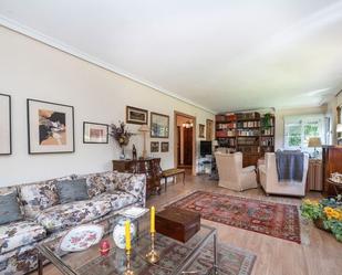 Sala d'estar de Casa o xalet en venda en  Madrid Capital amb Jardí privat