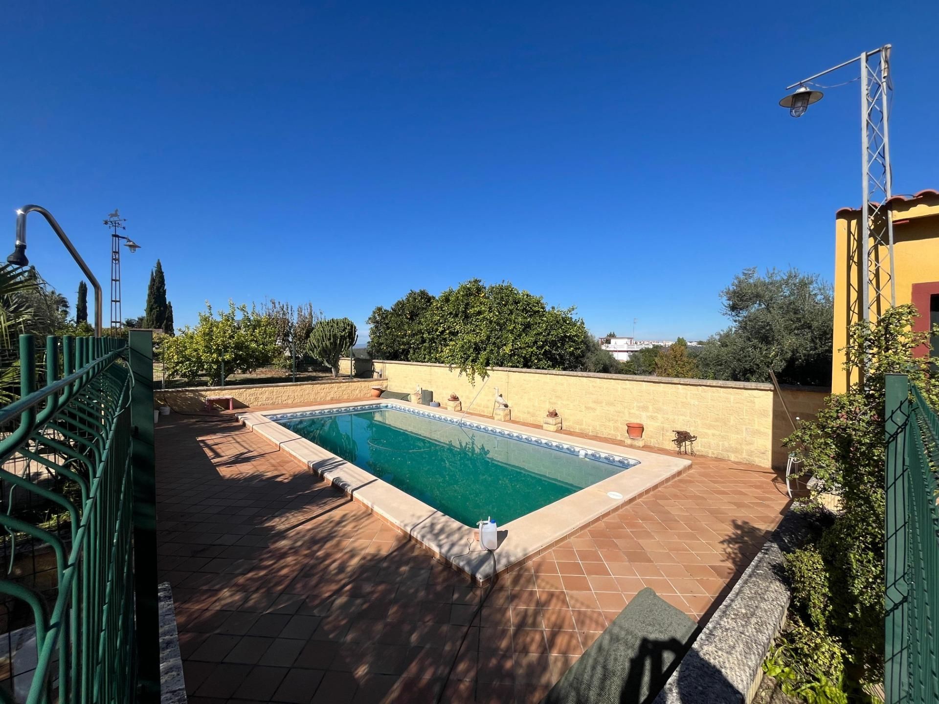 Piscina de Casa o chalet en venta en Sanlúcar la Mayor con Jardín privado y Piscina comunitaria