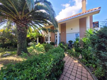 Vista exterior de Casa o xalet en venda en Santander amb Piscina