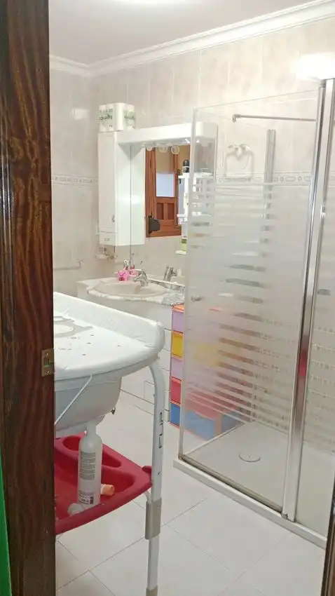 Badezimmer von Einfamilien-Reihenhaus zum Verkauf in Antequera mit Klimaanlage und Abstellraum