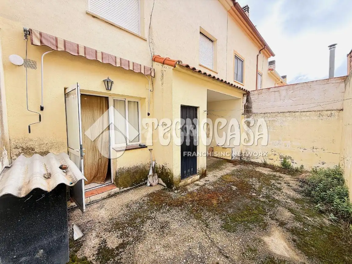 Vista exterior de Casa adosada en venta en Huete con Calefacción, Amueblado y Piscina comunitaria