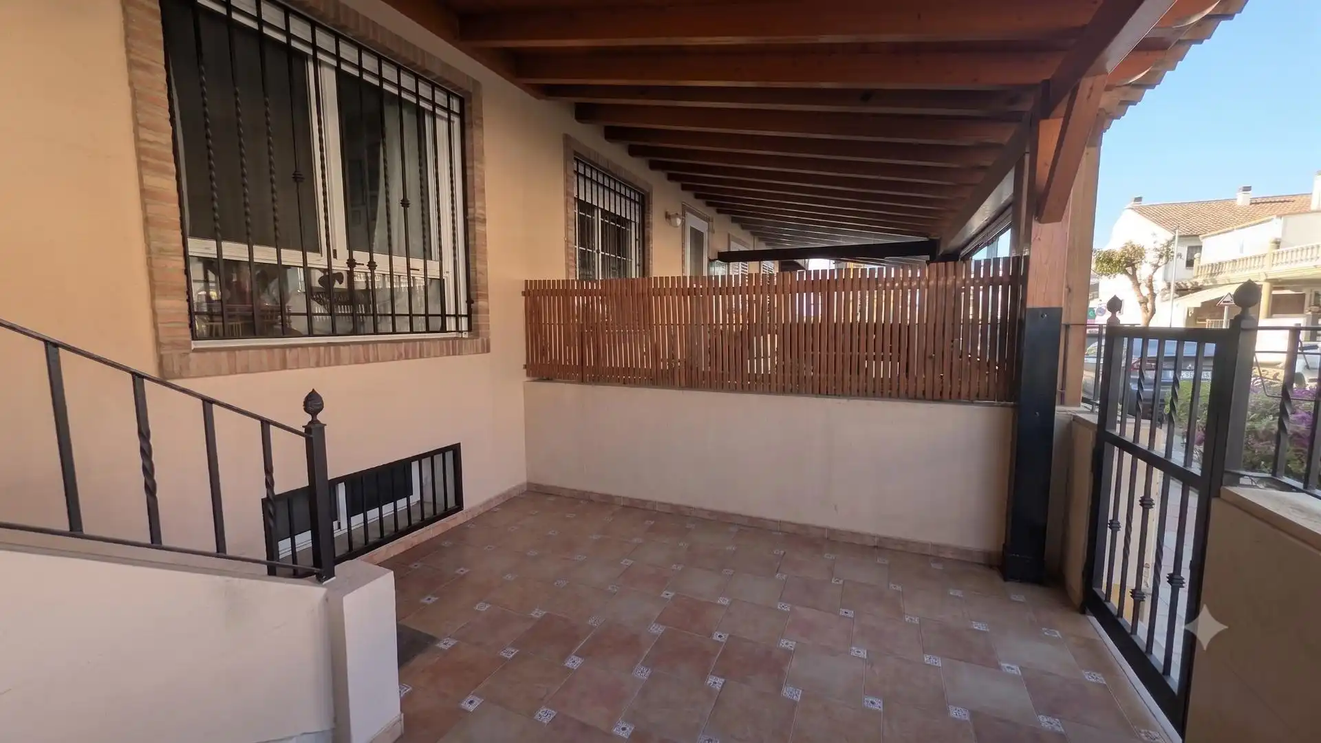 Terrasse von Einfamilien-Reihenhaus zum Verkauf in Puçol mit Privatgarten und Gemeinschaftspool
