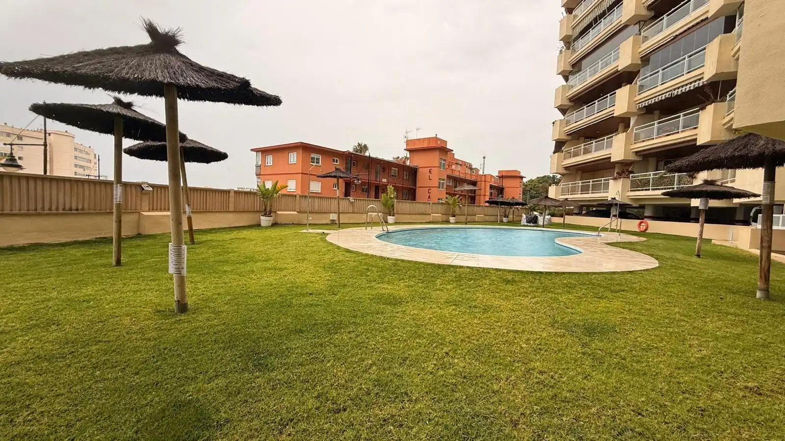 Piscina de Apartament de lloguer en Fuengirola amb Terrassa i Piscina comunitària