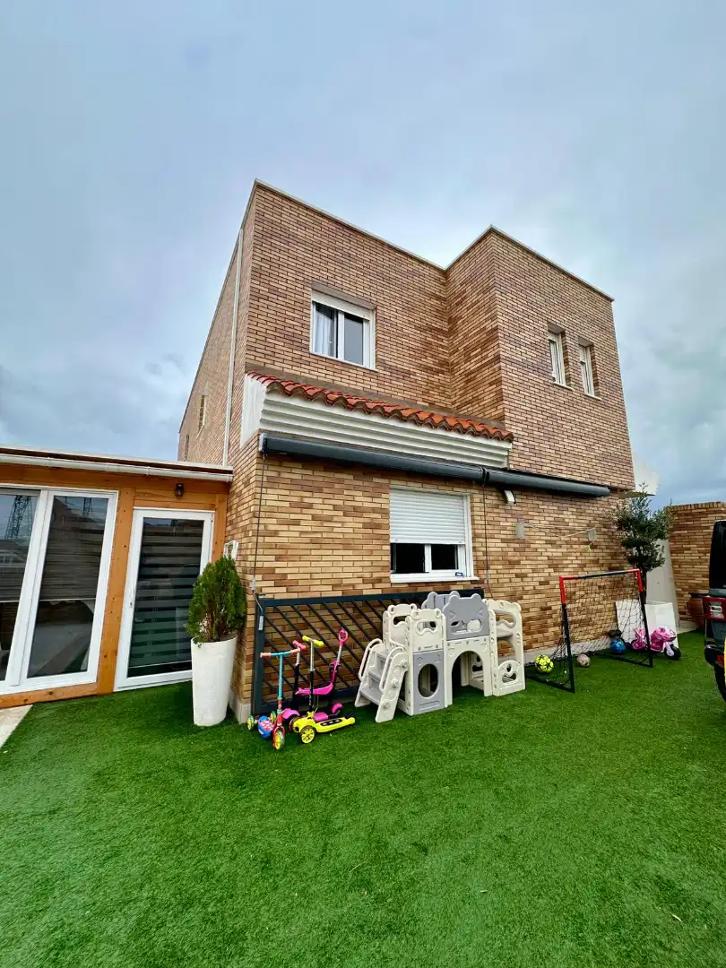 Vista exterior de Casa o chalet en venta en Almería con Aire acondicionado, Calefacción y Jardín privado